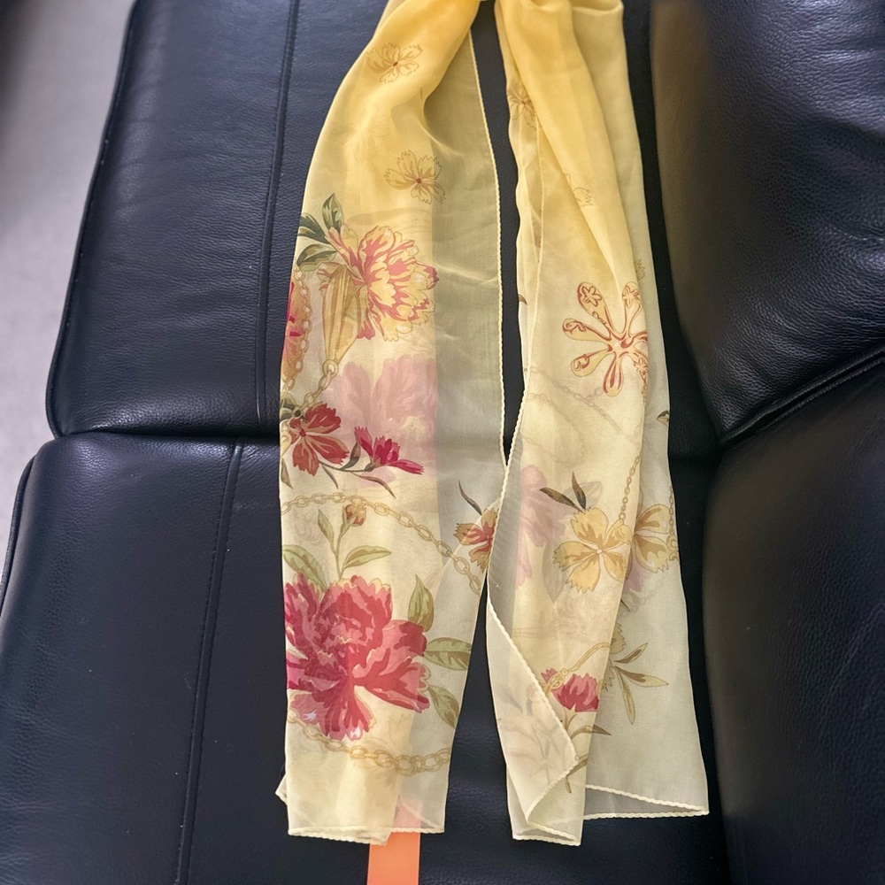 Beautiful Wensli 100% silk floral design scarf.
New in box with tags. 70x20 - Picture 7 of 9